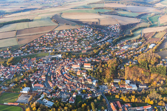 Luftaufnahme von Ortsansicht der Straßen und Häuser der Wohngebiete in Arnstein im Bundesland Bayern, Deutschland