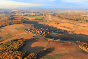Dorfansicht aus Süden mit Windpark Heßlar in Karlstadt am Main im Bundesland Bayern, Deutschland