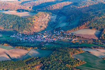 Luftaufnahme von Ortsteil Binsfeld in Arnstein im Bundesland Bayern, Deutschland