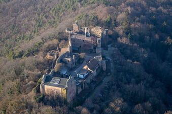 Ruine und Mauerreste der ehemaligen Burganlage Burgruine Madenburg in Eschbach im Bundesland Rheinland-Pfalz, Deutschland