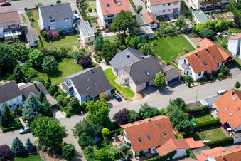 Klingbachstraße von Osten in Steinweiler im Bundesland Rheinland-Pfalz, Deutschland