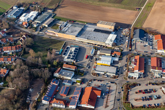 Gewerbegebiet Lindelbrunnstraße und Kurfürstenstraße mit HORNBACH compact Bad Bergzabern, Kellerei ZGM Zimmermann-Graeff & Müller GmbH & Co.  Kfz-Meisterbetrieb Jan Ehrhardt und DEKRA Automobil GmbH Station Bad Bergzabern im Bundesland Rheinland-Pfalz, Deutschland