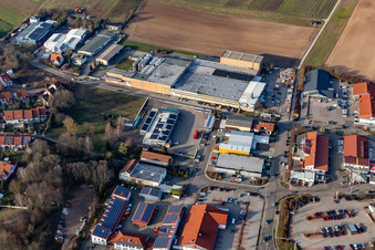 Luftbild von Gewerbegebiet Lindelbrunnstraße und Kurfürstenstraße mit HORNBACH compact Bad Bergzabern, Kellerei ZGM Zimmermann-Graeff & Müller GmbH & Co.  Kfz-Meisterbetrieb Jan Ehrhardt und DEKRA Automobil GmbH Station Bad Bergzabern im Bundesland Rheinland-Pfalz, Deutschland