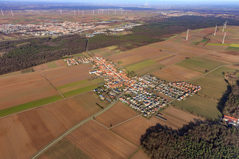 Dorfansicht aus Südwesten im Ortsteil Hayna in Herxheim bei Landau im Bundesland Rheinland-Pfalz, Deutschland