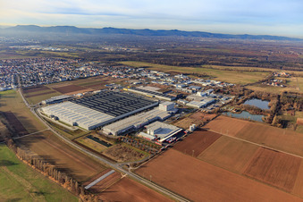 Industriegebiet Interpark aus Südwesten mit Mercedes-Benz Logistikcenter in Offenbach an der Queich im Bundesland Rheinland-Pfalz, Deutschland