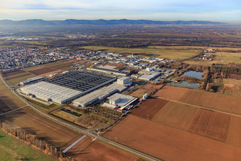 Luftbild von Industriegebiet Interpark aus Südwesten mit Mercedes-Benz Logistikcenter in Offenbach an der Queich im Bundesland Rheinland-Pfalz, Deutschland