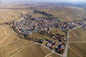 Landwirtschaftliche Nutzflächen und Weinberge umsäumen das Siedlungsgebiet des Dorfes zu Füßen der kleinen Kalmit in Ilbesheim bei Landau in der Pfalz im Bundesland Rheinland-Pfalz, Deutschland