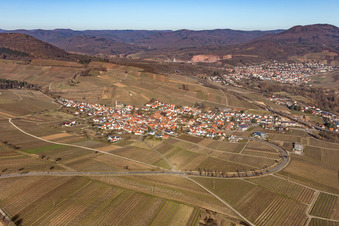 Winzerdorfansicht aus Süden im Winter ohne Schnee in Birkweiler im Bundesland Rheinland-Pfalz, Deutschland
