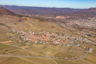 Luftbild von Winzerdorfansicht aus Süden im Winter ohne Schnee in Birkweiler im Bundesland Rheinland-Pfalz, Deutschland