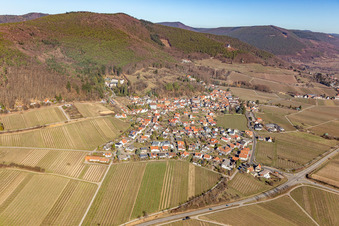 Winzerdorfansicht aus Süden im Winter ohne Schnee in Gleisweiler im Bundesland Rheinland-Pfalz, Deutschland