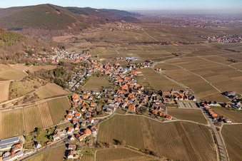 Winzerdorfansicht aus Süden im Winter ohne Schnee in Burrweiler im Bundesland Rheinland-Pfalz, Deutschland