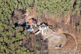 Luftbild von Friedensdenkmal in Edenkoben im Bundesland Rheinland-Pfalz, Deutschland