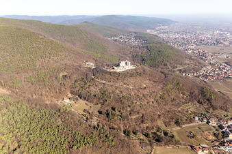 Hambacher Schloss im Ortsteil Diedesfeld in Neustadt an der Weinstraße im Bundesland Rheinland-Pfalz, Deutschland von oben