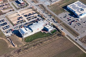 Luftaufnahme von Fitnessstudio Pfitzenmeier Premium Plus Resort in Neustadt an der Weinstraße im Bundesland Rheinland-Pfalz, Deutschland