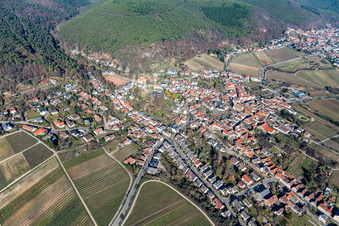 Weingartenweg aus Südosten im Ortsteil Gimmeldingen in Neustadt an der Weinstraße im Bundesland Rheinland-Pfalz, Deutschland