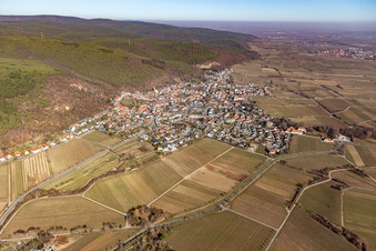 Winzerdorfansicht aus Süden im Winter ohne Schnee im Ortsteil Königsbach in Neustadt an der Weinstraße im Bundesland Rheinland-Pfalz, Deutschland