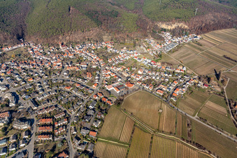 Raiffeisenstraße x Neubergstr im Ortsteil Königsbach in Neustadt an der Weinstraße im Bundesland Rheinland-Pfalz, Deutschland