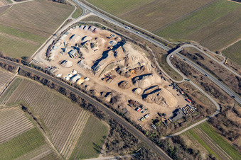 Erddepot der Joho Steinbrüche in Forst an der Weinstraße im Bundesland Rheinland-Pfalz, Deutschland