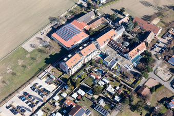 Luftaufnahme von Gebäudekomplex der Hotelanlage Lindner Hotel & Spa Binshof in Speyer im Bundesland Rheinland-Pfalz, Deutschland