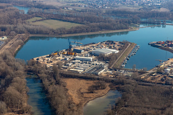 Kaianlagen und Schiffs- Anlegestellen am Hafenbecken des Binnenhafen des Rhein mit Fa. Freyer GmbH, BTE Stelcon GmbH, Betonwerk Dyckerhoff Beton GmbH & Co. KG sowie Liegeplatz des Motorboot-Sportverein Germersheim e.V. in Germersheim im Bundesland Rheinland-Pfalz, Deutschland
