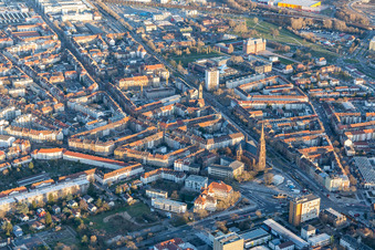 Luftbild von Karl-Wilhelmstraße und Durlacher Allee und Kirche St. Bernhard im Ortsteil Oststadt in Karlsruhe im Bundesland Baden-Württemberg, Deutschland