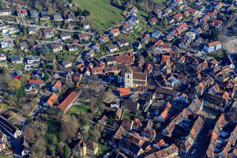 Luftbild von Historischer Ortskern mit Kirche St. Martin in Staufen im Breisgau im Bundesland Baden-Württemberg, Deutschland