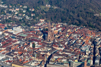 Kirchengebäude des Münster " Freiburger Münster " an Münsterplatz im Zentrum in Freiburg im Breisgau im Ortsteil Altstadt im Bundesland Baden-Württemberg, Deutschland