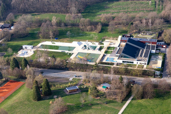 Schwimmbecken des Sport & Familienbad MACH´ BLAU Denzlingen im Bundesland Baden-Württemberg, Deutschland