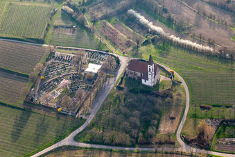 Bergkirche und Grabreihen auf dem Gelände des Bergfriedhof Nimburg bei Teningen in Teningen im Bundesland Baden-Württemberg, Deutschland