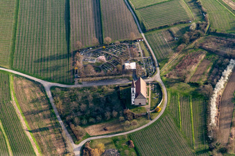 Luftbild von Bergkirche und Grabreihen auf dem Gelände des Bergfriedhof Nimburg bei Teningen in Teningen im Bundesland Baden-Württemberg, Deutschland