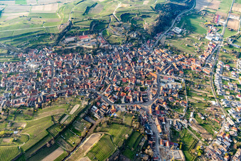 Ortsansicht der Straßen und Häuser der Wohngebiete in Bahlingen am Kaiserstuhl im Bundesland Baden-Württemberg, Deutschland