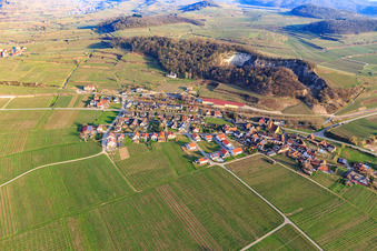 Winzerdorf am Kaiserstuhl aus Nordwesten im Ortsteil Oberrotweil in Vogtsburg im Kaiserstuhl im Bundesland Baden-Württemberg, Deutschland