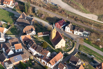 Kirchengebäude von St. Michael im Dorfkern im Ortsteil Niederrotweil in Vogtsburg im Kaiserstuhl im Ortsteil Oberrotweil im Bundesland Baden-Württemberg, Deutschland