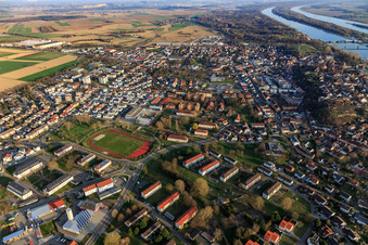 Isenbergstraße und Franzosen-Sportplatz in Breisach am Rhein im Bundesland Baden-Württemberg, Deutschland