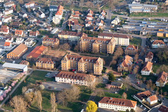 Ortsansicht der Straßen und Häuser entlang der Hafenstraße - Rheintorstraße in Breisach am Rhein im Bundesland Baden-Württemberg, Deutschland