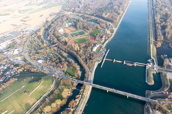 Luftbild von Waldstadion, Waldschwimmbad in Breisach am Rhein im Bundesland Baden-Württemberg, Deutschland