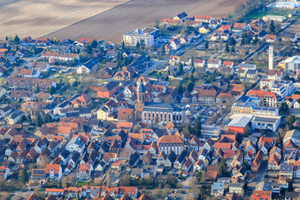 St. Georgskirche, Ludwig Riedinger Grundschule und Stadhall in Kandel im Bundesland Rheinland-Pfalz, Deutschland