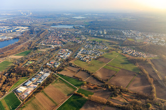 Gewerbegebiet In den Niederwiesen an der Bahnlinie in Wörth am Rhein im Bundesland Rheinland-Pfalz, Deutschland