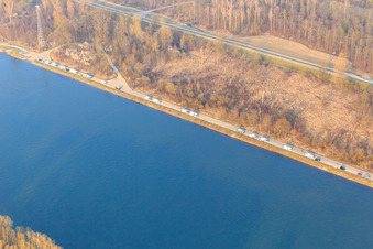 Wohnmobile am Rheinufer im Ortsteil Leopoldshafen in Eggenstein-Leopoldshafen im Bundesland Baden-Württemberg, Deutschland