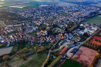 Sportplatz des TuS 04 Hördt e. V., Kath. Kirche St. Georg und Turn- und Festhalle Hördt im Bundesland Rheinland-Pfalz, Deutschland