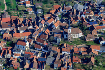 Kirche und Laurentiusgarten in Göcklingen im Bundesland Rheinland-Pfalz, Deutschland