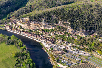 Ortschaft an den Fluss- Uferbereichen der Dordogne mit Château de la Malartrie in La Roque-Gageac in Nouvelle-Aquitaine, Frankreich