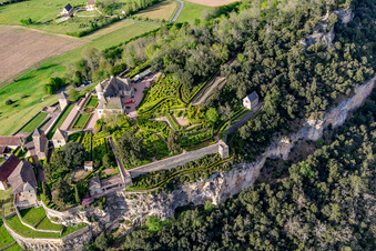 Luftbild von Schloßparkanlage von Schloß Marqueyssac über der Dordogne in Vezac in Nouvelle-Aquitaine in Vézac, Frankreich