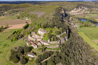 Schrägluftbild von Schloßparkanlage von Schloß Marqueyssac über der Dordogne in Vezac in Nouvelle-Aquitaine in Vézac, Frankreich