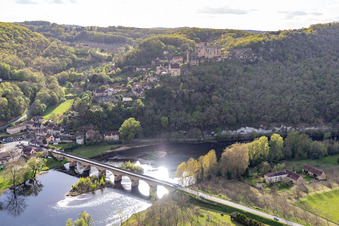 Luftbild von Dordogne Brücke unter Chateau de Castelnaud-la Chapelle in Castelnaud-la-Chapelle, Frankreich
