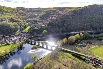 Luftaufnahme von Dordogne Brücke unter Chateau de Castelnaud-la Chapelle in Castelnaud-la-Chapelle, Frankreich