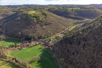 Luftbild von Céou Tal in Castelnaud-la-Chapelle im Bundesland Dordogne, Frankreich