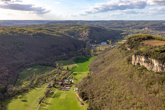 Luftaufnahme von Céou Tal in Castelnaud-la-Chapelle im Bundesland Dordogne, Frankreich