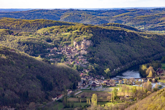 Luftbild von Chateau de Castelnaud-la Chapelle über der Dordogne Brücke in Castelnaud-la-Chapelle, Frankreich