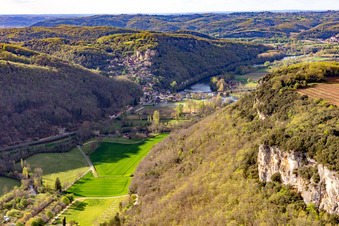 Luftaufnahme von Chateau de Castelnaud-la Chapelle über der Dordogne Brücke in Castelnaud-la-Chapelle, Frankreich